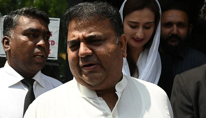 ’فواد چوہدری کی گرفتاری عقل مندوں کے لیے نشانی،‘ سوشل میڈیا پر گرفتاری زیر بحث