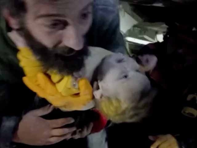 ترکیہ میں 68 گھنٹے بعد ملبے تلے دبے بچے کو زندہ نکال لیا گیا، ویڈیو وائرل