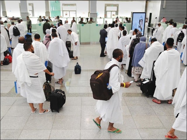 پی ایس ایل8؛ فہیم اشرف نے سیکیورٹی بس کا شیشہ توڑ دیا