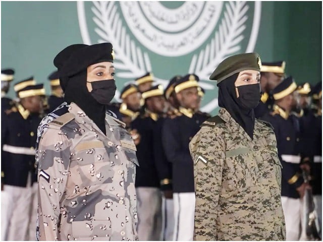 سعودی عرب میں خواتین کی پہلی بار فوجی پریڈ میں شرکت