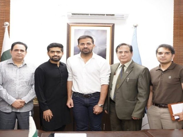 بابر اعظم کی پنجاب کے مشیر کھیل وہاب ریاض کو ہر ممکن تعاون کی یقین دہانی