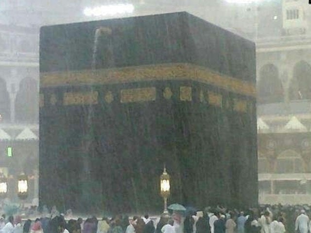رحمتوں کے مہینے میں خانہ کعبہ پر ابرِکرم برسنے کی ویڈیو وائرل
