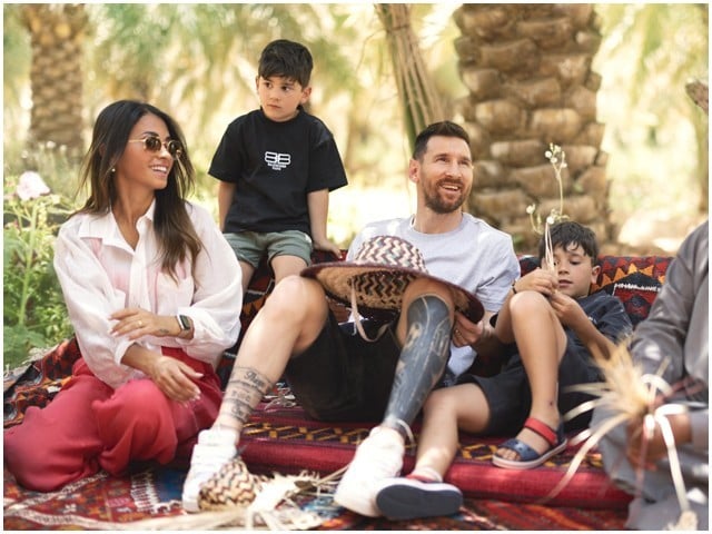 میسی چھٹیاں گزارنے اہلخانہ کے ہمراہ سعودی عرب پہنچ گئے، تصاویر وائرل