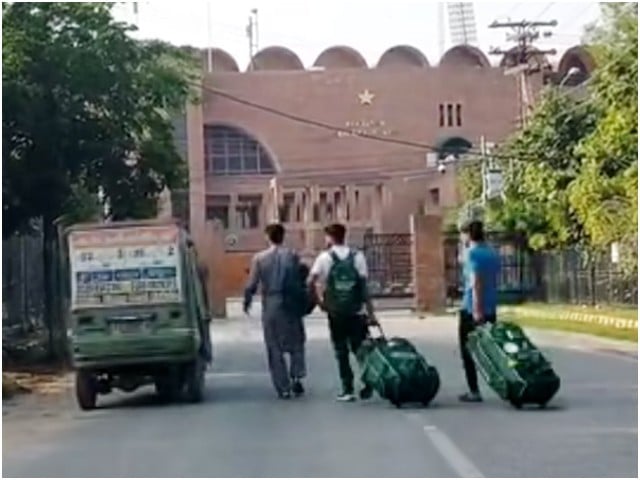 سلور میڈل جیتنے والی ہاکی ٹیم کے کھلاڑی رکشوں میں سفر کرنے پر مجبور