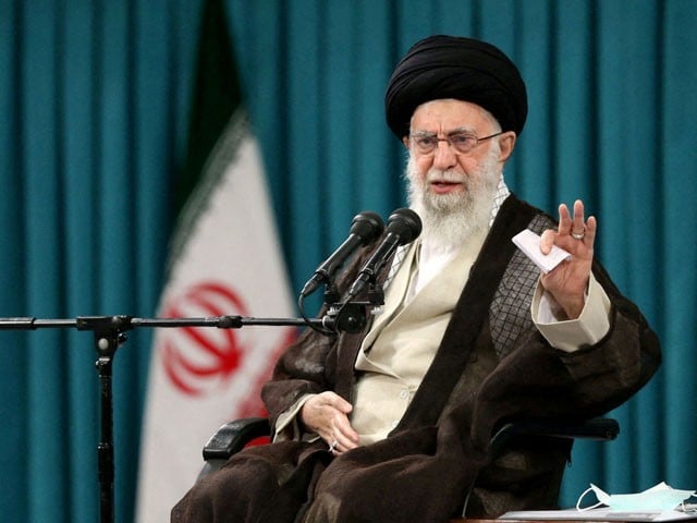 صیہونی حکومت پر حملہ کرنے والوں کے ہاتھ چومتے ہیں؛ خامنہ ای