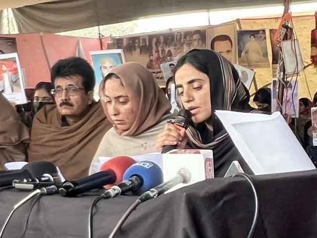 ماہ رنگ بلوچ نے دھرنا ختم اور احتجاجی تحریک کے اگلے مرحلے کا اعلان کردیا