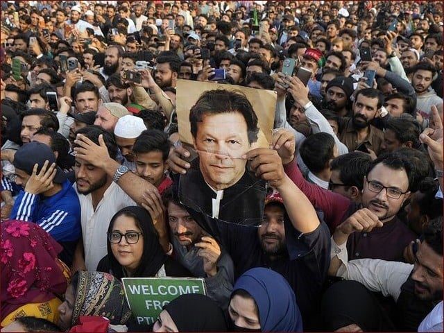 عمران خان اس وقت پاکستان کے مقبول ترین رہنما ہیں، بلوم برگ