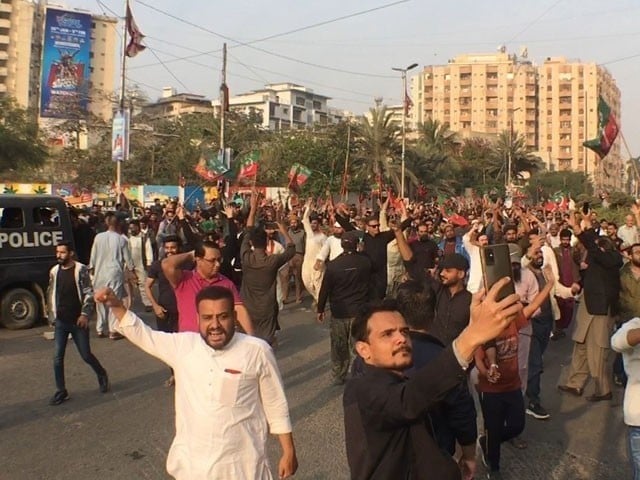 کراچی میں ہنگائی آرائی، توڑ پھوڑ کے الزام میں پی ٹی آئی کے مزید 18 کارکن گرفتار