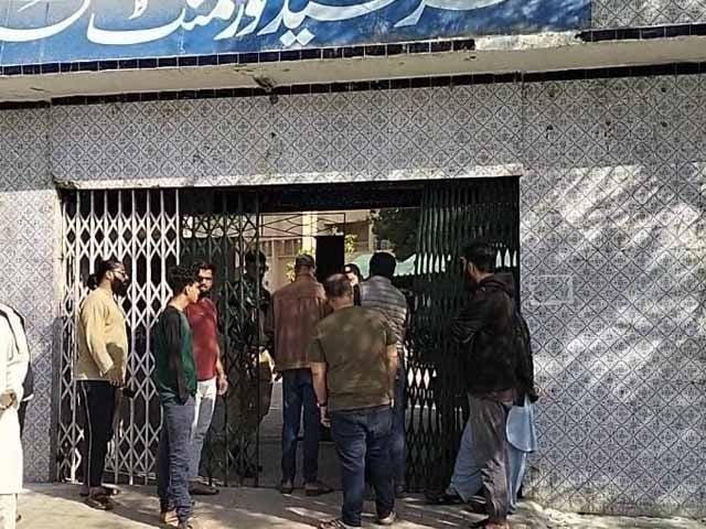کراچی: سیکڑوں نوجوانوں نے پہلی بار ووٹ دیا، مردوں سے زیادہ خواتین نے ووٹ ڈالا