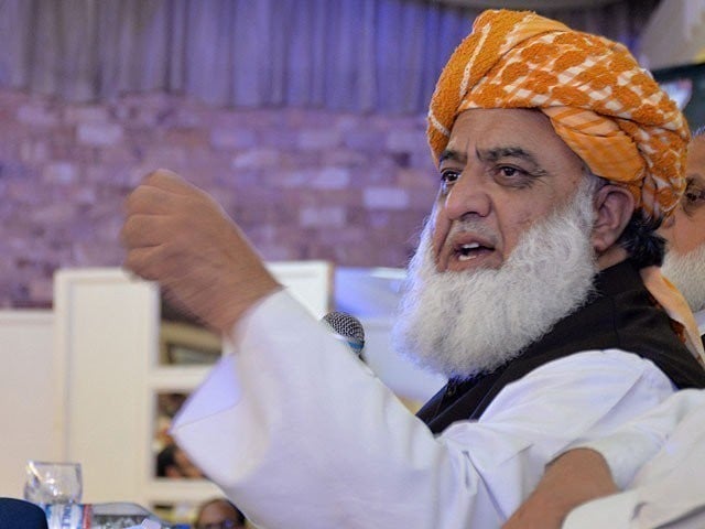 عمران خان کے خلاف اب قانون حرکت میں آیا تو خود کو مظلوم کہہ رہے ہیں، فضل الرحمان