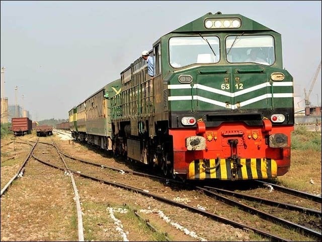 پٹرولیم مصنوعات کی نئی قیمتوں کے بعد ٹرین کے کرایوں میں اضافہ