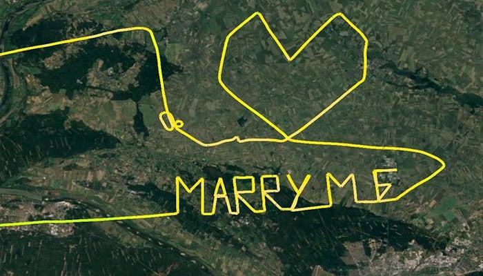 شادی کی منفرد پیشکش- نوجوان کا ہیلی کاپٹر سے “MARRY ME” اسکیچ، لڑکی نے ہاں کردی