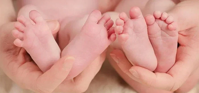 ویتنام میں 5 ہفتوں کے وقفے سے جڑواں بچوں کی پیدائش، حیرت انگیز واقعہ