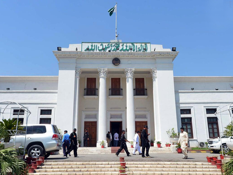پشاور:نگران دور میں بھرتی سرکاری ملازمین کو فارغ کرنے کا فیصلہ