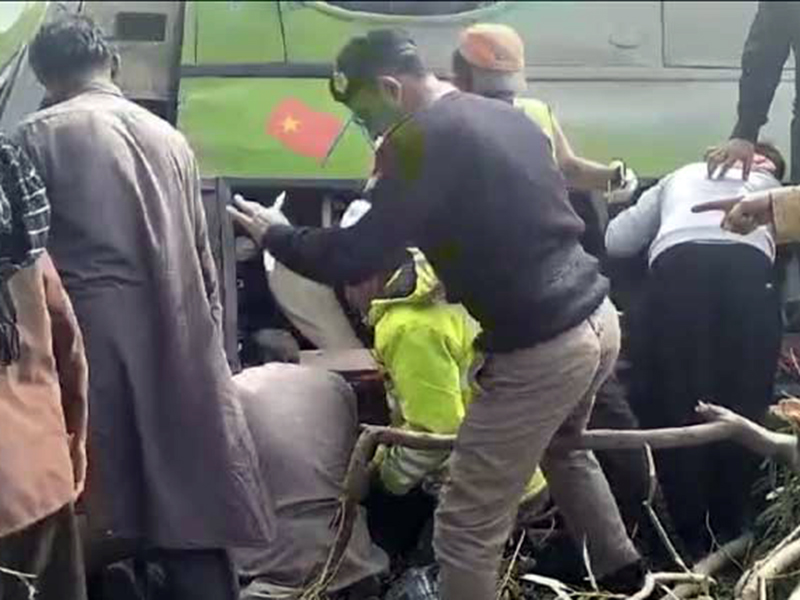 چکوال: ڈرائیور کی غفلت سے موٹروے پر مسافر بس کو حادثہ، 8 افراد جاں بحق، 15 زخمی