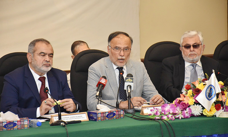 کراچی، پاکستان کی اقتصادی پرواز میں شریک پائلٹ بن گیا!احسن اقبال