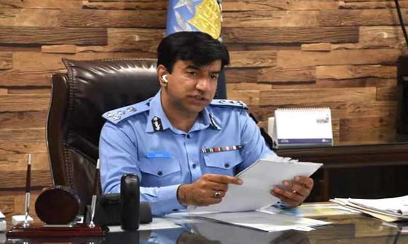 ڈی آئی جی کا ڈیوٹی پوائنٹس کا دورہ ،امن و امان کی صورتحال کا جائزہ لیا     عملہ سے ملاقات ، کسی کو قانون ہاتھ میں لینے کی اجازت نہیں ہوگی ،جواد طارق
