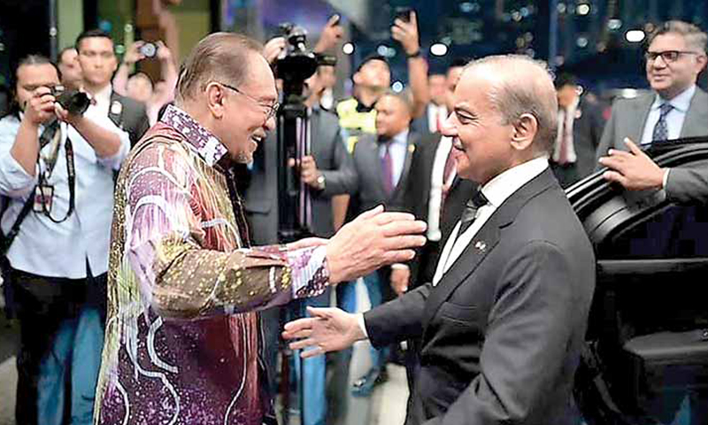 شہباز شریف ملائشیا پہنچ گئے،شاہی پروٹوکول ،سڑکوں پر پاکستانی پر چموں کی بہار