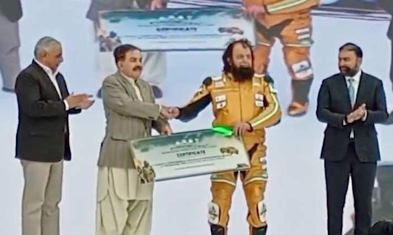 پاکستان کے معروف اسٹنٹ مین سلطان گولڈن نے عالمی ریکارڈ توڑ دیا