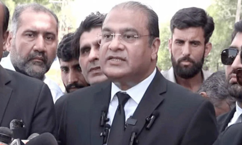 بیرسٹر سلمان صفدر نے عمران خان سے متعلق رپورٹ سپریم کورٹ میں پیش کر دی